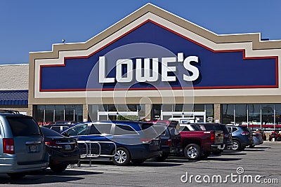 Indianapolis - Circa April 2016: Lowe's Home Improvement Warehouse III Editorial Stock Photo